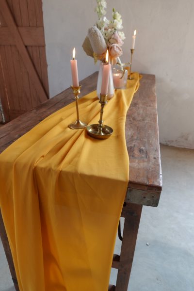oker gele stof tafel loper bruiloft huren decoratie plafond