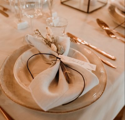 diner bord huren bruiloft rustiek elegegant beige zand