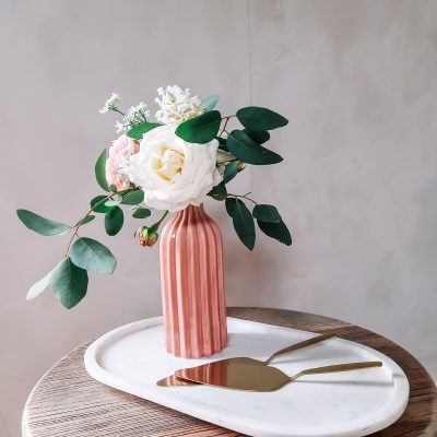 vaasje roze huren bruiloft bloemen feest tafelaankleding decoratie