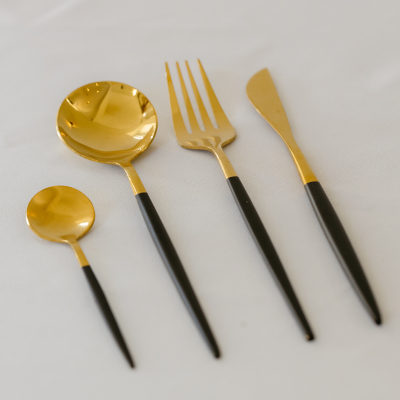 zwart en goud bestek geschikt voor 21-diner decoratie