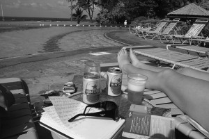 Öl, böcker och en pool på Bintan, Indonesien