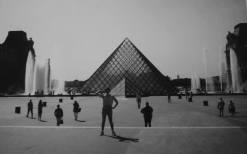 Jag utanför Louvren i Paris