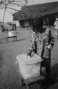 Kvinna röstar i Ghana
