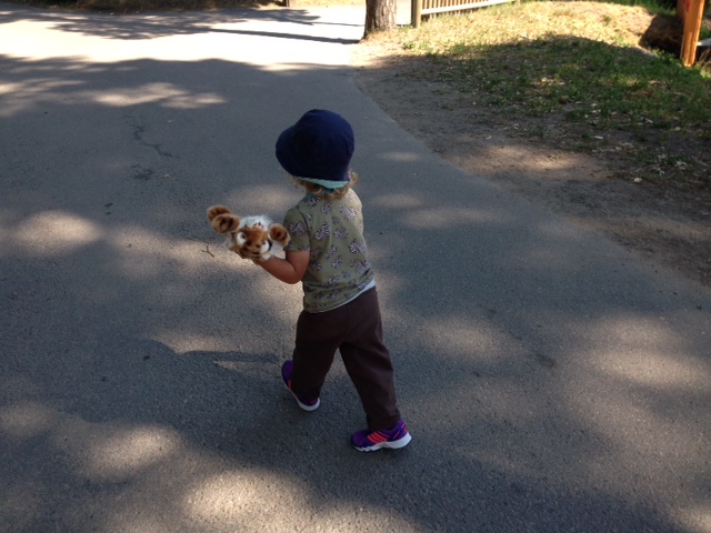 Hugo med en ny tiger inhandlad på Kolmården