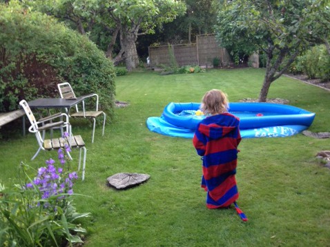 Hugo och en för stor pool i Lidköping Hugo och en för stor pool i Lidköping