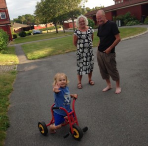 Hugo med sin mormor och morfar vinkar hejdå