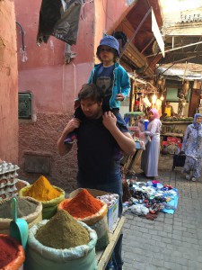 Hugo och pappa i Medinans gränder i Marrakech