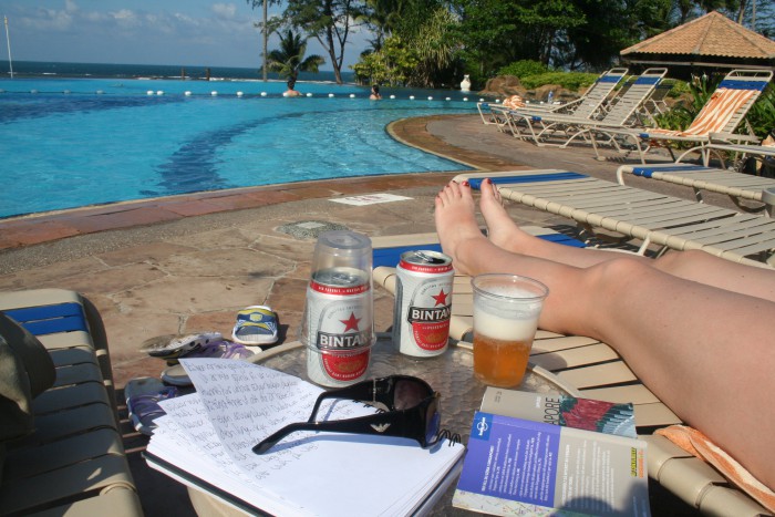 Öl, pool och böcker på Bintan, Indonesien. 