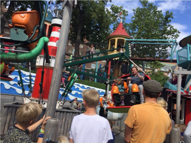 Hugo och pappa åker karusell på Tivoli i Köpenhamn