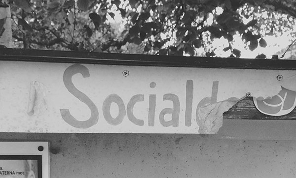 Socialdemokraterna tar ner skylten i Bredbyn