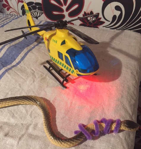 Leksakshelikopter och en orm