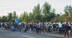 Flyktingar på väg mot Österrike från Ungern till fots