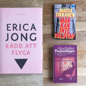 Kollage av böckerna Rädd att flyga av Erica Jong, Män kan inte våldtas av Märta Tikkanen och Purpurfärgen av Alice Walker.