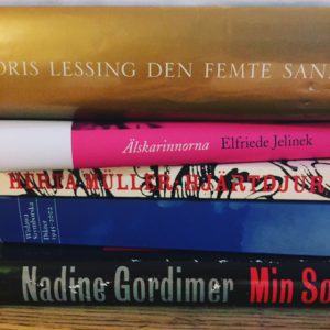 En hög med böckerna Den femte sanningen av Doris Lessing, Älskarinnorna av Elfriede Jelinek, Hjärtdjur av Herta Müller, Dikter 1945-2002 av Wisława Szymborska och Min sons historia av Nadine Gordimer.