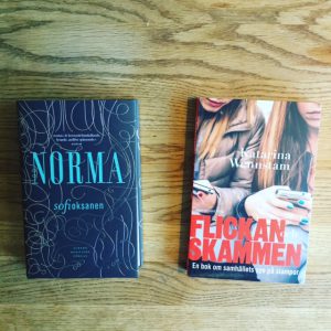 En bild av böckerna Norma av Sofi Oksanen och Flickan och skammen av Katarina Wennstam.