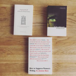 En bild på böckerna A room of ones own (Ett eget rum) av Virginia Woolf, Frankenstein av Mary Shelly och How to suppress womens writing av Joanna Russ.