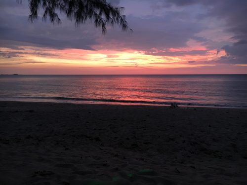 Strand i solnedgång