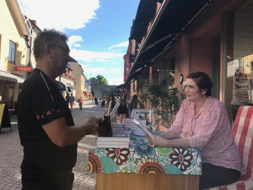 Birgitta Ohlsson signerar böcker