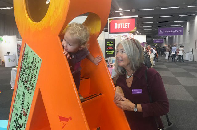 Cannie Möller och Selma på bokmässans lekplats