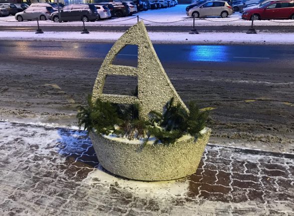 Båtar med blommor i Tallinns hamn