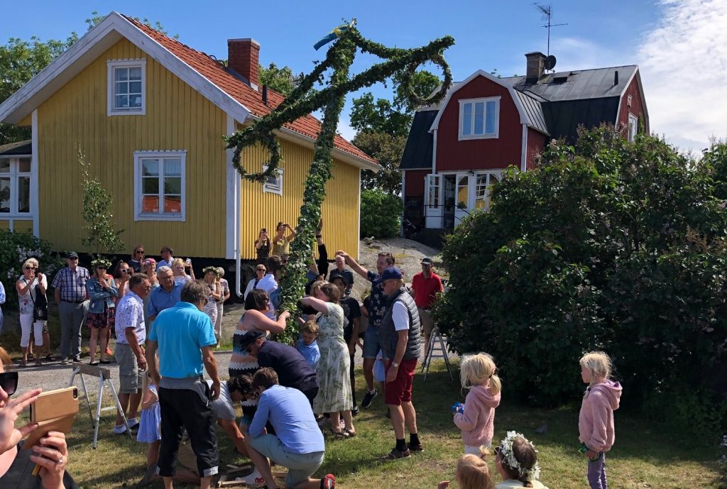 Jag resr midsommarstången på Landsort