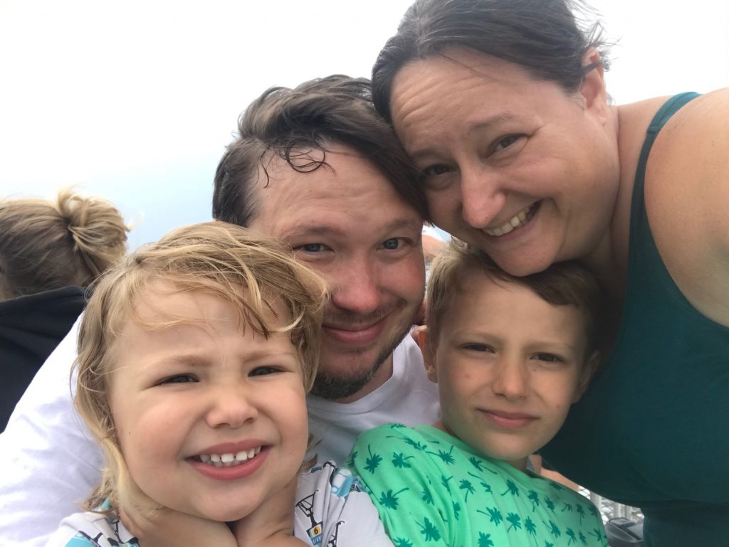 Hela familjen på båten till Landsort Hela familjen på båten till Landsort