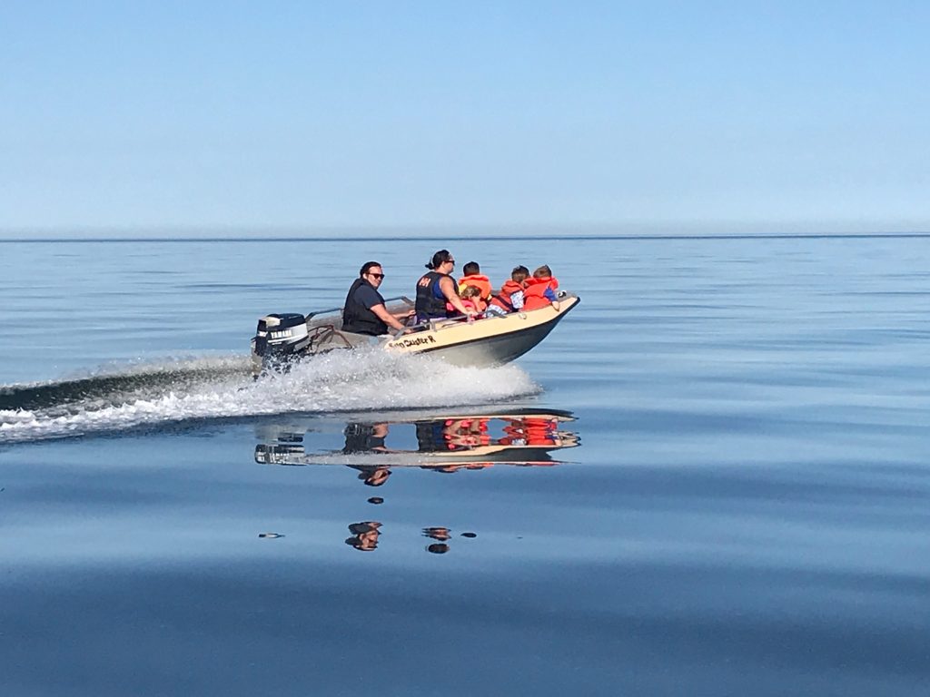 Båt på spegelblankt hav sommaren 2019