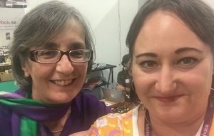 Selfie med Helen Pankhurst på bokmässan 2019