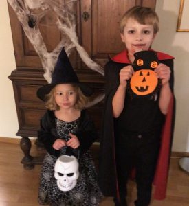 Barnen firar halloween 2019
