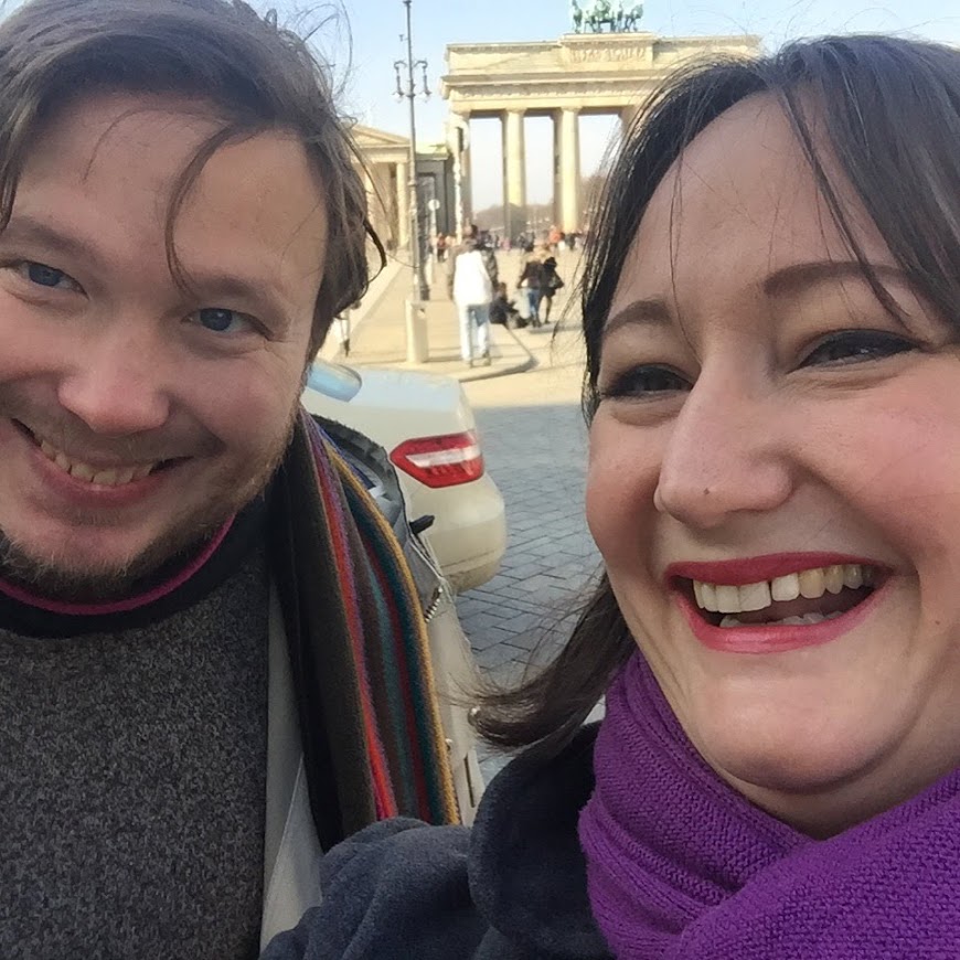 Skrattande par på Brandenburger Tor