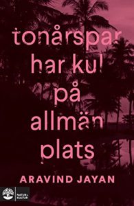 Tonårspar har kul på allmän plats