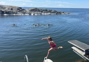 Selma hoppar från trampolinen