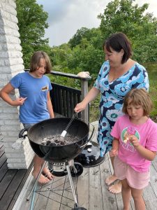 Familjen grillar marshmallows