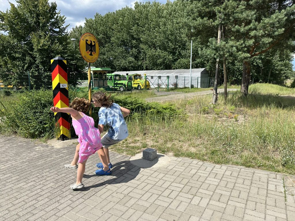 Barnen hoppar in i Tyskland Barnen hoppar in i Tyskland