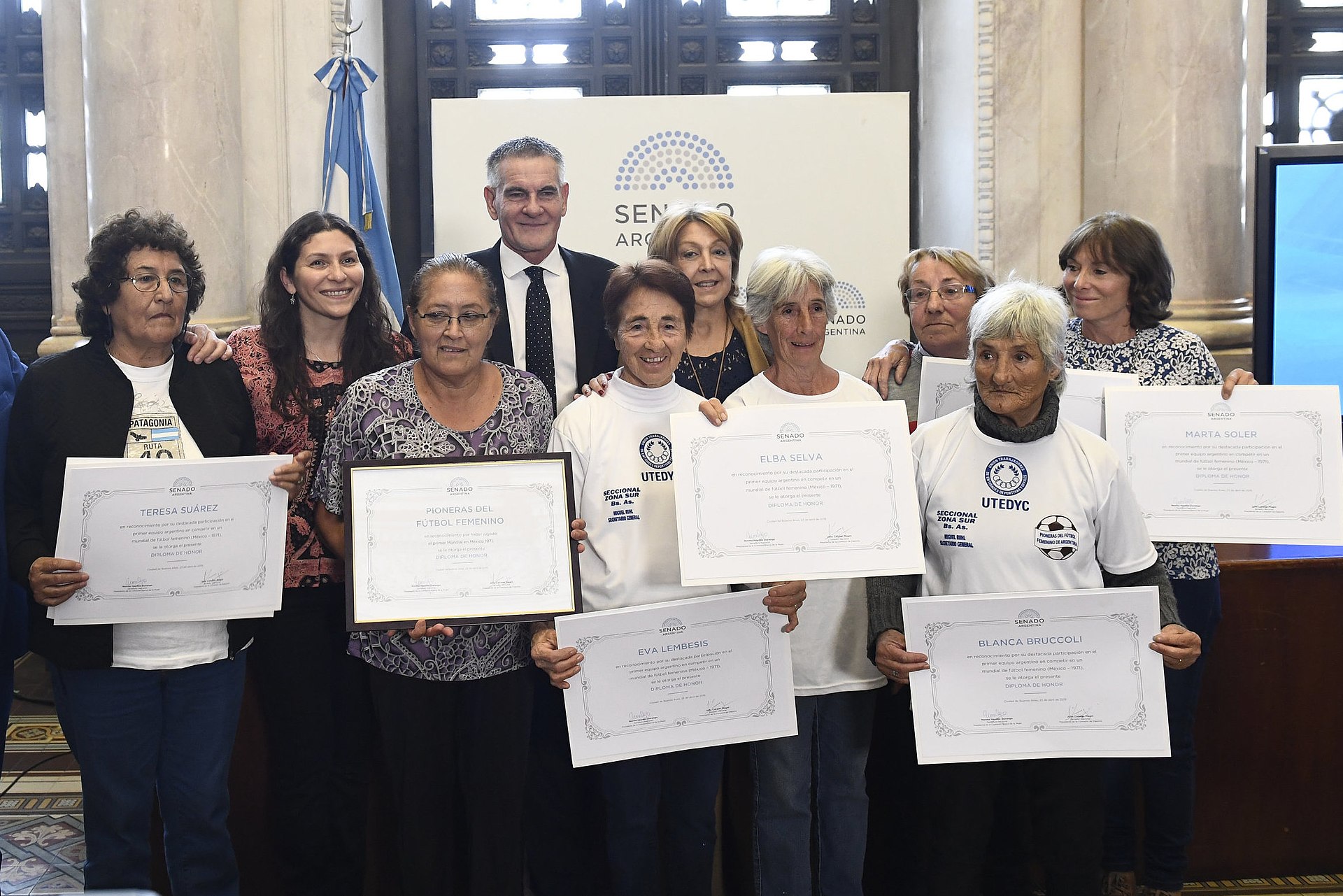 Argentinska fotbollsspelare får diplom i Senaten