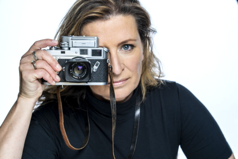 Sacha De Boer Met De Leica Van Ata Kando En Eva Besnyø