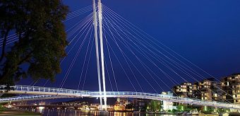 Stor bro med LED belysning