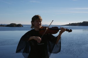 Tone spiller over hele Østflandet, alene eller sammen med andre musikere
