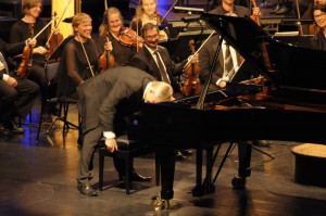 Gøy på konsert med Vestfold symfoniorkester og Håvard Gimse i Hjertnes