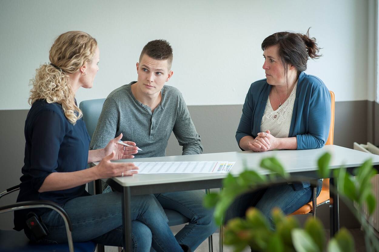 justitiabele-in-gesprek-met-begeleiders-formaat