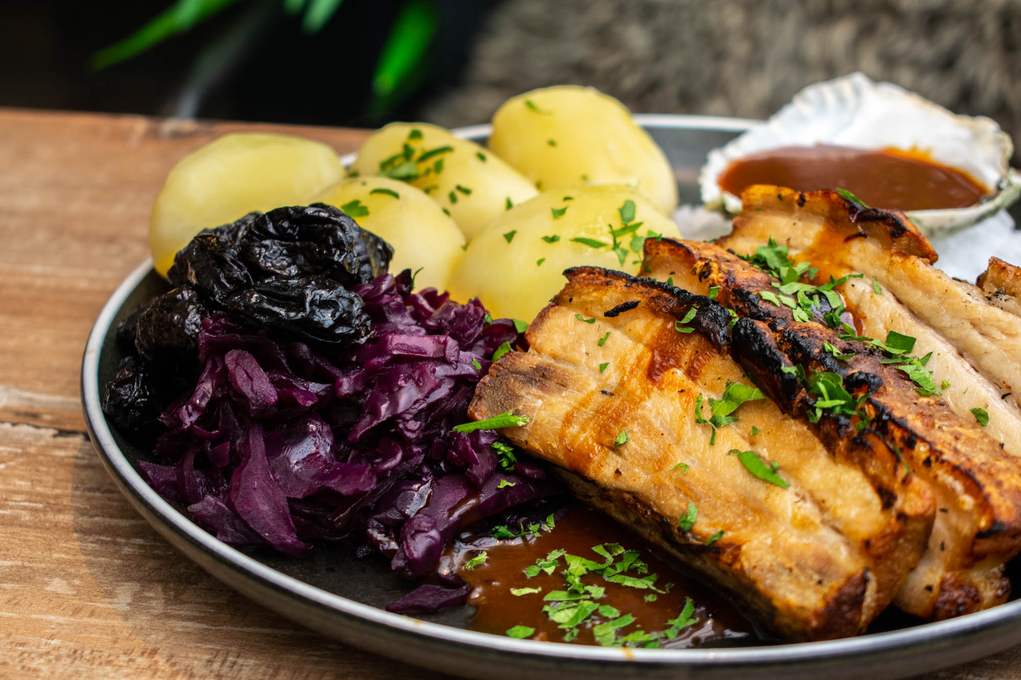 Svineribbe med kokte poteter, rødkål og brun saus