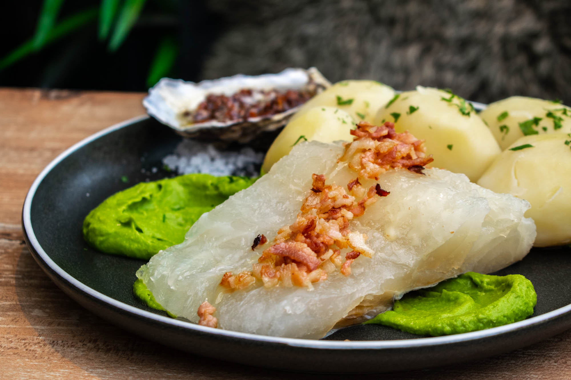 Lutefisk med kokte poteter, bacon og ertepurè