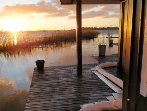 Terrassen på et hus som får stormflodssikring via FloodFrame