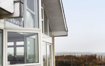 Maison avec de grandes ouvertures