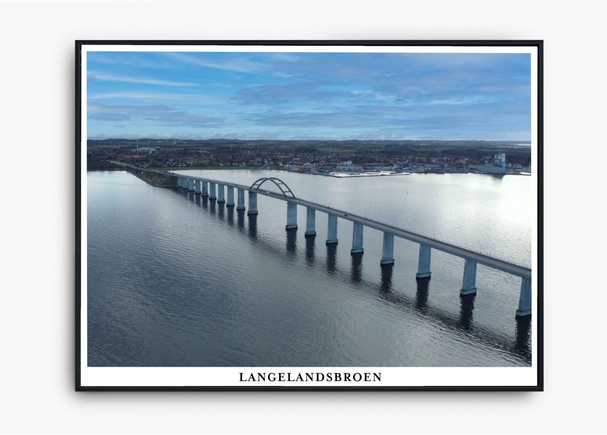 Langelandsbroen med Rudkøbing i baggrunden. Billedet er taget fra luften med drone.