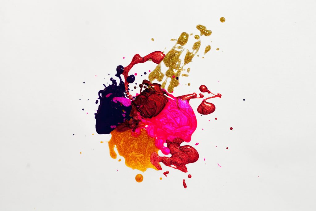 paintsplash färgklickar över vit yta