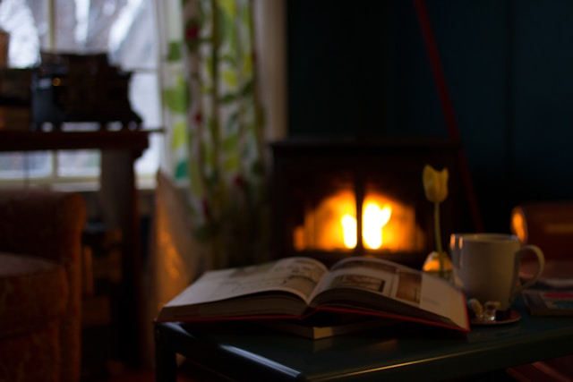 en trygg plats ger meningsfullhet, en eldstad med uppslagen bok på ett bord
