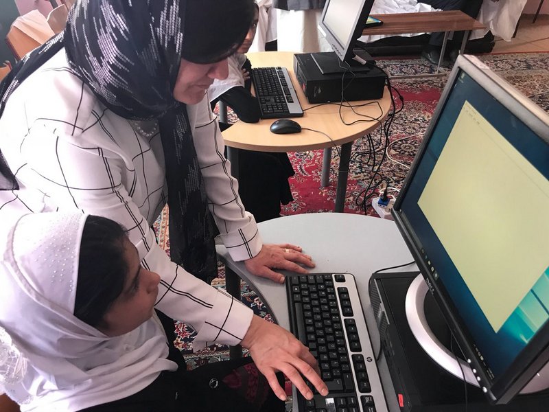 Zahra viser afghansk skolepige at bruge computer