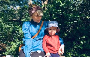 Hvis min krop gik i sorg og chok over, at der ikke var noget barn, hvad skete der så ikke inde i min lille drengs krop, da der ikke var nogen mor, spørger Mathilde Riise-Jensen, der blev adskilt fra sin søn efter et akut kejsersnit.