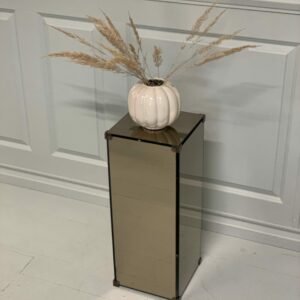 Piedestal av spegelglas